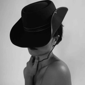  - Hatt med fast form. 57cm innermått. Använd endast en gång för photoshoot. Köpt på secondhand. I bra skick! Går att ha den i två lägen då det finns knäppning på vardera sida. 