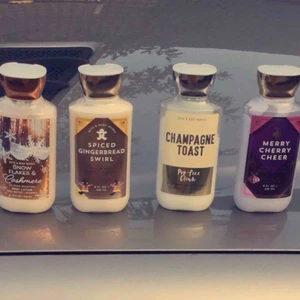  - fyra body lotions  Alla är 2018 christmas specials från bath and body works.  Spiced ginger bread swirl 35 kr. Merry cherry cheer är halva kvar 25 kr. Snow Flakes & cashmere nästan helt full 30 kr. Champagne toast är halft full 20 kr. 