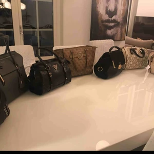  - Alla väskor är äkta!! Skriv för fler bilder! Kom privat om ni vill veta priset för väskan du vill ha! PS dem flesta väskor med följer långt band
