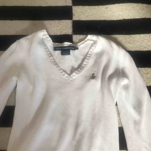  - Vit rappe tröja fint skick ,lappen har lossnat på ena sidan men inget som stör mig