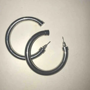  - stora silvrigaaaa loop örhängen, knappt använda. Kan frakta men köpare står för frakten⛏⛏⛏