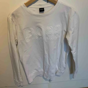  - Hugo boss tröja köpt för ett halvår sedan använt ett få tal gånger och nu säljer jag den för en billig slant för att jag har inte passar i den längre.