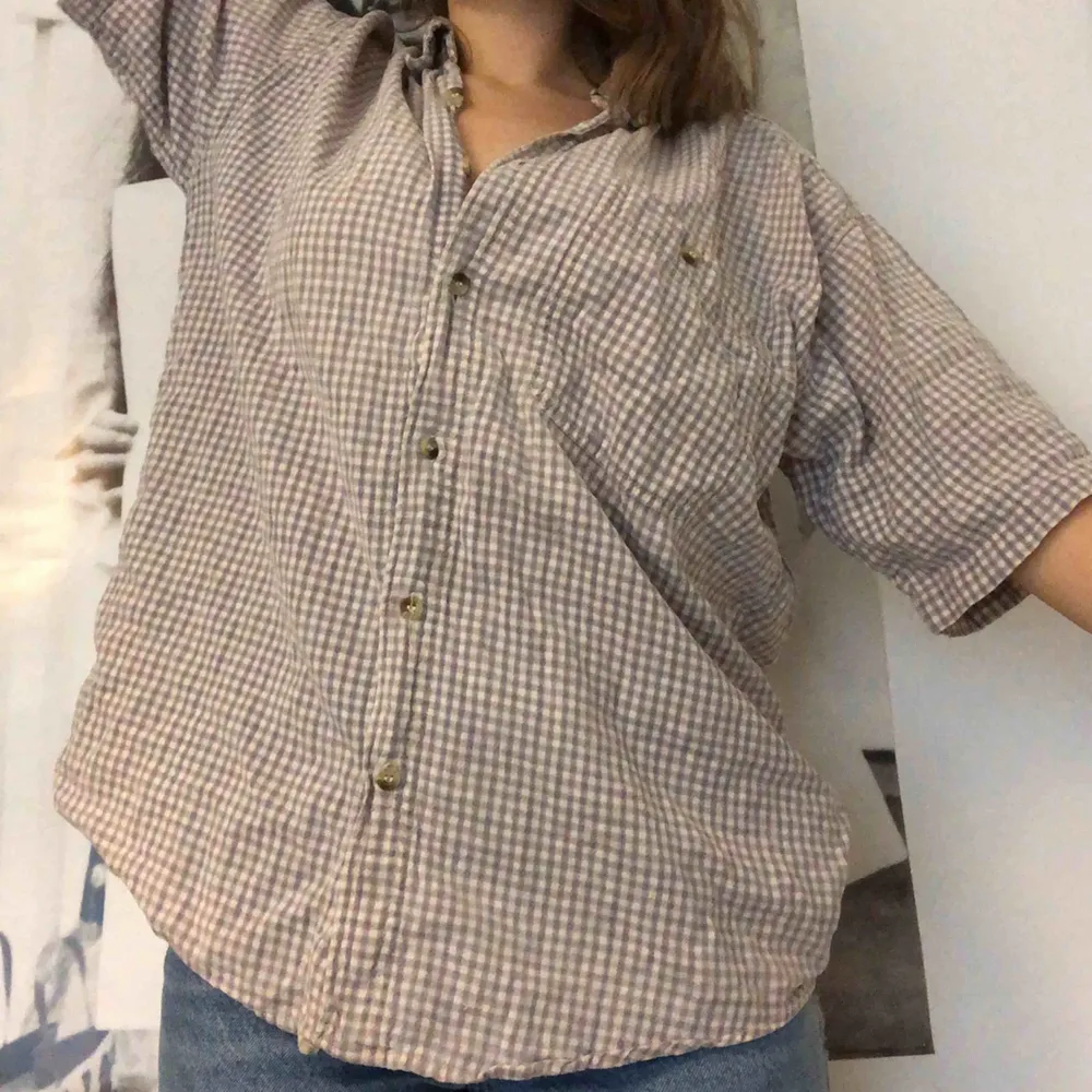 Vintage rutig skjorta från Natural Identity 🤙🏼 Superskön och mjuk! Storlek M i herrmodell, funkar också oversize 💕. Skjortor.
