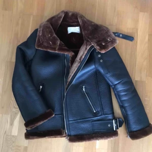 - Snygg aviatorjacka från Zara. Aldrig använd. 