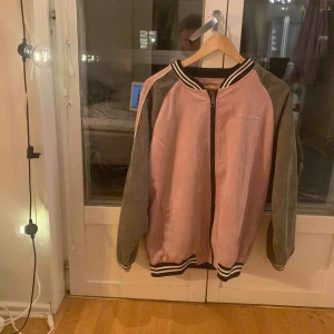  - Cool manchesterjacka. Köpt second hand, tyvärr inte kommit till användning. Perfekt till vår eller höst! Lite fodrad 