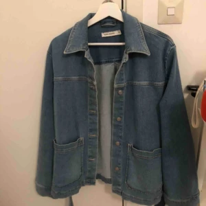  - Blå jeansjacka med jeans skärp, väldigt fin och i bra skikt då jag endast använt den några få gånger. Den passar bra på personer med 36/38 också, den är alltså inte överdrivet stor.