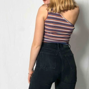  - Randig, one shoulder-topp. Möts upp i Malmö annars står köparen för frakten. Frakt: 40kr 