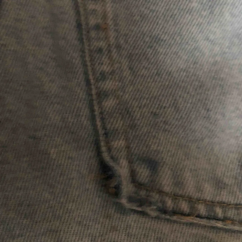 Straight Jeans från zara i storlek 32(=24) den högra backfickan har gått sönder ytterst lite på kanten. Kan mötas upp i Stockholm eller så får köparen betala frakten.💖. Jeans & Byxor.