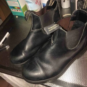  - Ett par blundstones i riktigt bra skick! De är helt vattentäta, har en innersula av ull och är stålbefästa vid tån. De är riktigt sköna att gå med länge! Hör av dig om du har frågor!