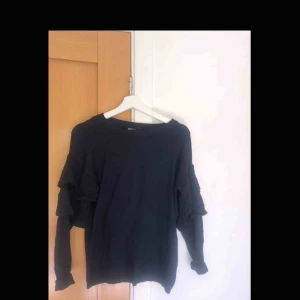  - Marinblå tröja med detaljer, storlek S.