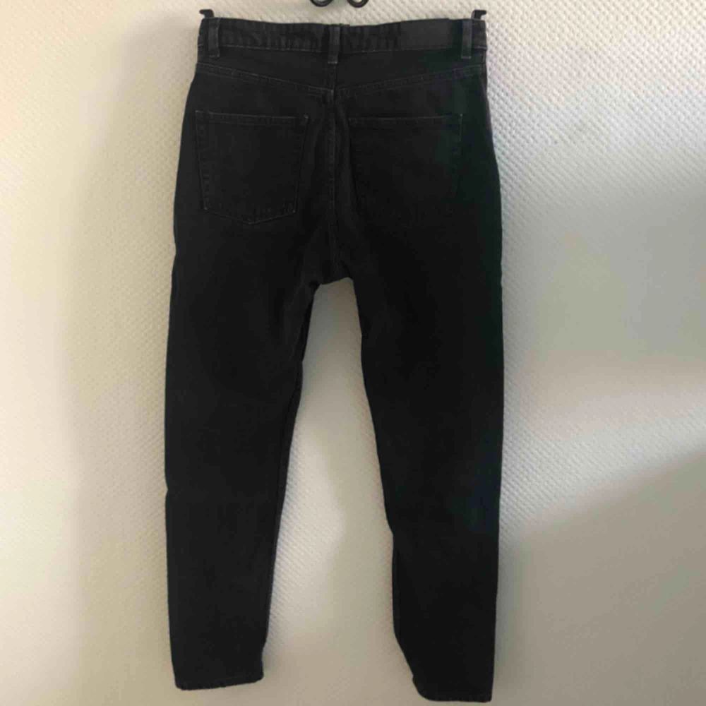 Svarta mom-jeans från Monki!✨✨ W30 passar strl EU 38-40 🌸. Jeans & Byxor.