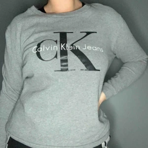  - Äkta Calvin Klein tjocktröja i mycket bra skick.