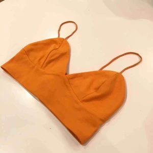 - Orange magtopp från Ivyrevel 🍊 Fint skick (plasten kvar på dragkedjan). Frakt 9 kr! 