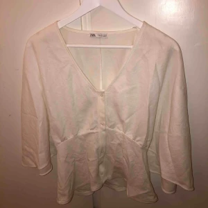  - Jättefin simpel blus från Zara i storlek M!  Använd 1 gång!  
