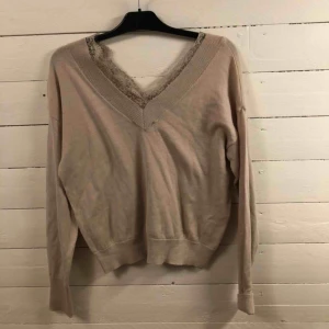  - Aldrig använd jättefin beige tröja som tyvärr är för stor för mig :// märket är ”my wear”, men kommer inte ihåg vad jag köpte den då det var en present 