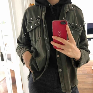  - Snygg jacka från Zara med nitar Använd fåtal gånger 
