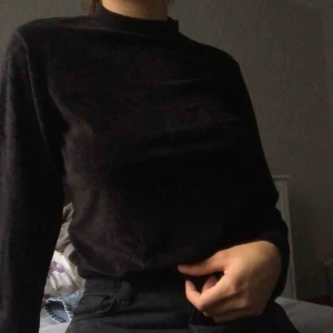  - As snygg tröja från Weekday! Den är i sammet tyg typ. Så skön och snygg, halvt polokrage nästan. Har knappast använt. Nypris: 400 kr. Möts upp i örebro (ibland Stockholm) annars står köparen för frakt.🖤🖤