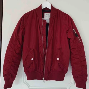 - Vinröd bomberjacka, perfekt nu för hösten. Använt endast 1 gång! Frakt tillkommer 