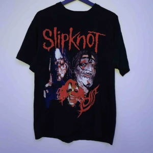  - En slipknot t-shirt men tryck både fram och bak, använd ca 2 gånger. Storlek L men sitter som en M. Möts i sthlm annars står köparen för frakten :)