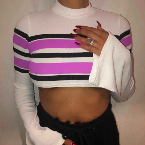  - Är sååå kär i denna toppen men den passar tyvärr inte mej (min vän på bilden) 🙁 Sitter säkert skitsnyggt på någon annan. Helt ny!