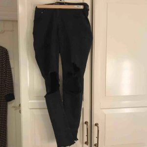  - Svarta jeans med hål i knäna, säljer PG A använder dom ej