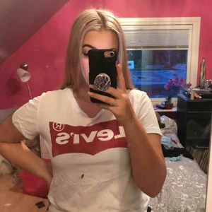  - Köpte den för 250, Tröjan har fått en lite ljusare fläck i kanten vid det röda, köparen står för frakten 