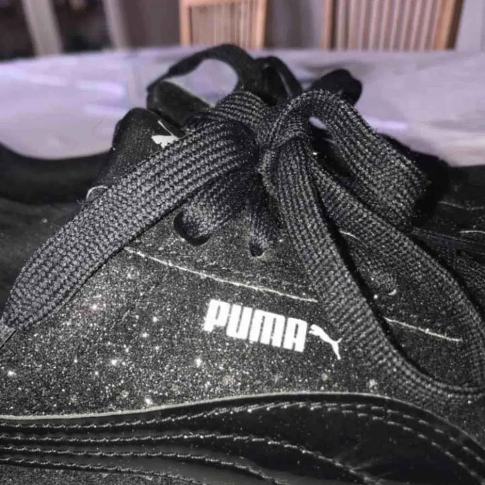 Ett par splitternya skor från PUMA, aldrig använda. Jätteskön sula då den är lite mjuk. Kan frakta mot 59kr eller mötas upp i Falun.💖💖💖. Skor.