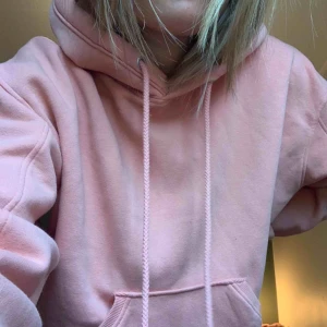  - En jättefin och framförallt bekväm hoodie från weekday, strl XS men skulle säga att den passar alla från XS-L. 