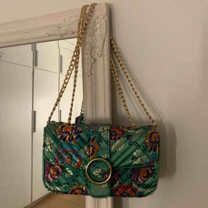  - Modern väska med kedjeband som går att göra kort och lång. Lite tuffsig, men inget som syns på håll. Köparen står för frakten🥰