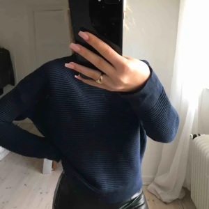  - Fint blå tröja från grunt! Köparen står för frakten 