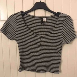  - Storlek XS Kort t-shirt/croptop 17kr + frakt eller mötas upp i malmö  Frakten är 31r