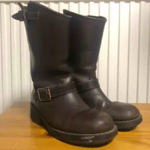 Märke: Johnny Bulls Modell: High boots Storlek: 36 Färg: Brun Material: Läder Skick: Använda, har vissa slitskador som syns på bilder