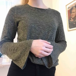  - Supermysig tröja från Kappahl med vida ärmar nertill. 