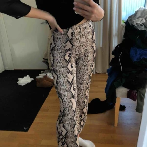  - Ormbyxa från Gina i palazzo-pants-material. Använder ej längre