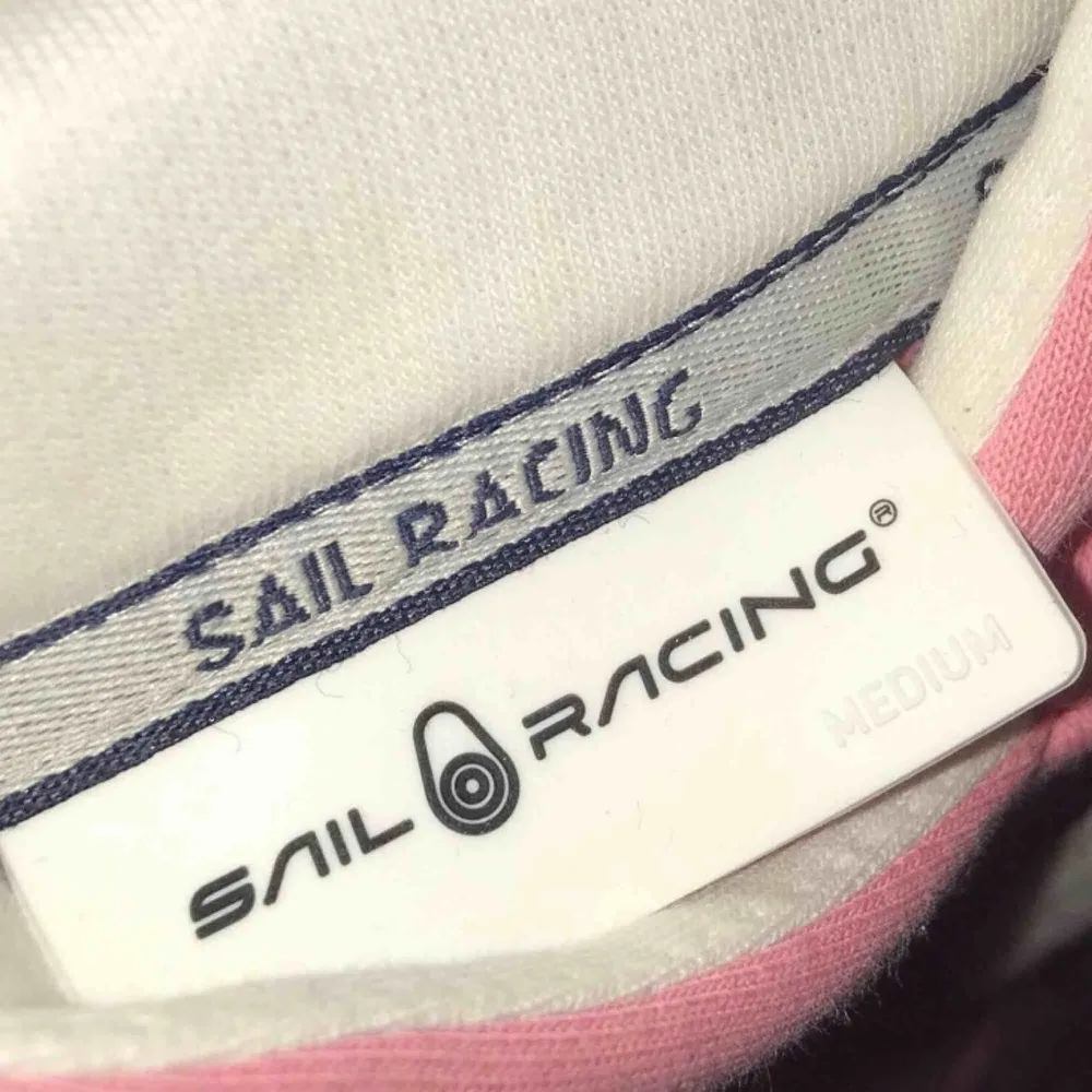 Sail Racing hoodie. Storlek medium, passar S.. Hoodies.