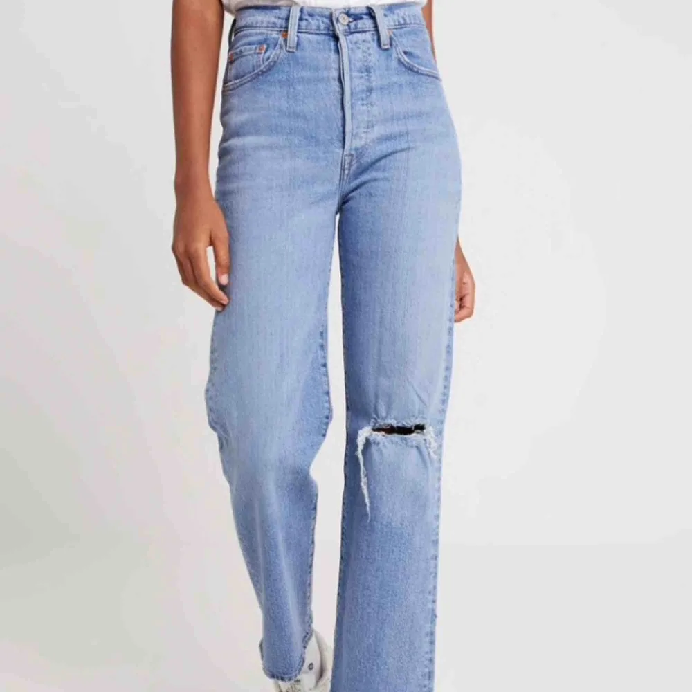 Jättefina Levi’s jeans som säljs för de knappt används. Nypris 1195 kr.  Köparen betalar frakten. Jeans & Byxor.