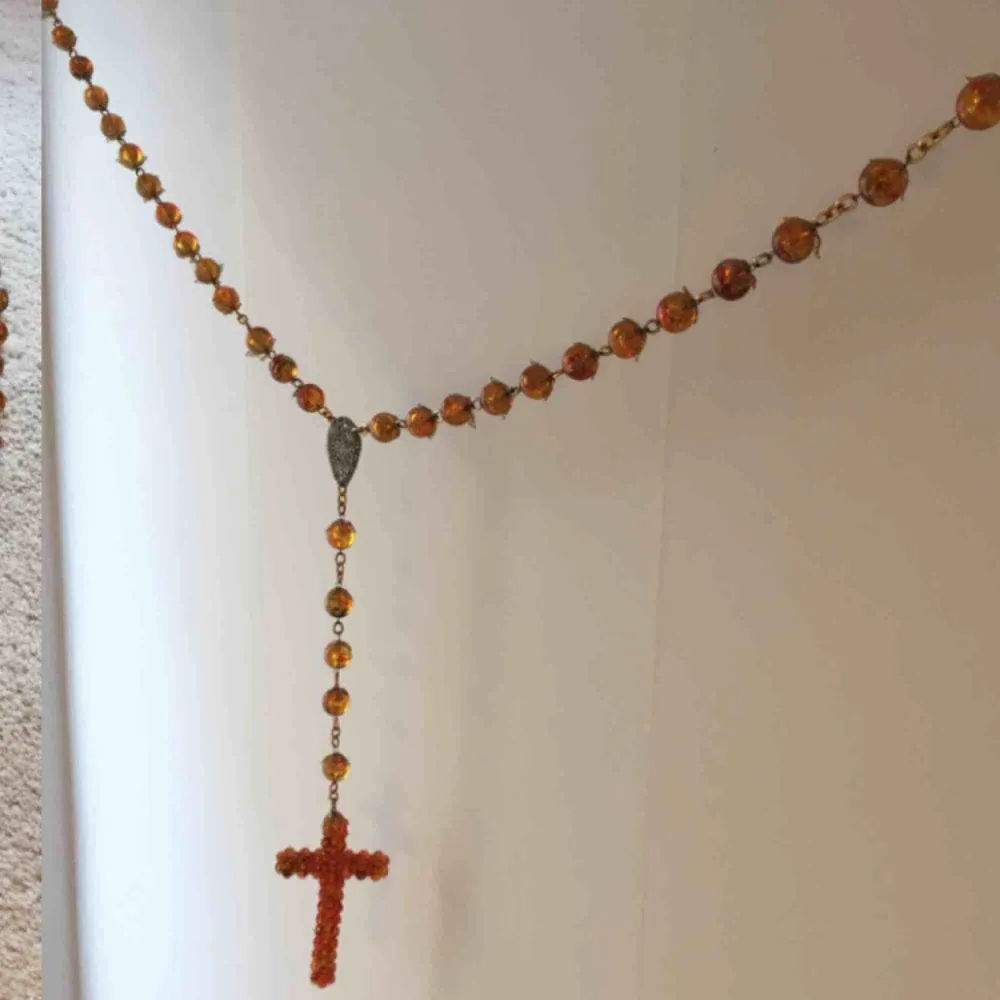 Världens coolaste inredningsdetalj! Äkta katolskt gigantiskt kors ”halsband” köpt i Argentina, med bärnstensliknande kulor. Väldigt unikt! Går att hänga upp tex över säng. Ca 2.10 m långt och själva hänget med kors 42 cm. 🔥frakt 66 kr . Hoodies.