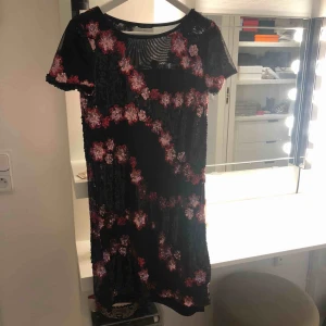  - Paljettklänning med insydd underklänning från Ida Sjöstedt. Perfekt klänning för julfest eller kanske nyår! 