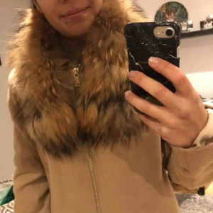  - Pälskrage i äkta päls! Som ny o köptes för 1900kr. Pälsen kan läggas runt nacken elr fästas med knapparna som finns. Passar perfekt till vinterjackan Säljer inte kappan 🌸Finns i Tyresö men kan mötas upp i Gullmars elr Tc! Kan fraktas mot betalning☺️