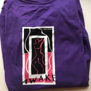  - T-shirt med supersnyggt tryck på ryggen från Sweet Sktbs. Kan mötas upp i Norrköping/Katrineholm eller fraktas mot en kostnad. 