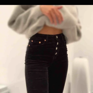  - Ett par svarta flared manchesterbyxor i storlek xs från Zara, jag köpte dessa på plick men har ej kommit till användning och därför väljer jag att sälja vidare dem. Köparen får stå för fraktkostnaden!☺️