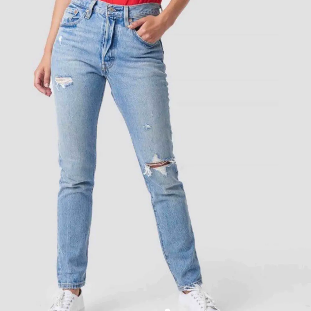 501 skinny jeans, blåa Använda ett fåtal gånger, säljes endast pga för stora för mig! Köparen står för frakt! Nypris: 1000kr. Jeans & Byxor.