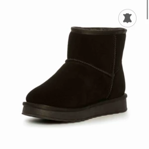  - Uggs liknande skor. Köpte ifrån skopunkten för 400kr Prislappen är kvar och skorna är oanvända. Storlek 38. Skorna har hållande material då mina förra par av dessa höll i 2 vintrar😊  Äkta läder då skorna måste impregneras