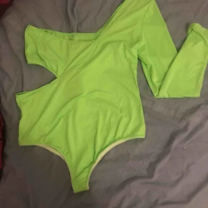 Tröja - Säljer för att den är för liten (brukar ha M)  Aldrig använd bara provad på en gång   