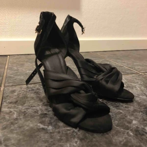  - Fina klackar. Använt fåtal gånger men har små repor men inget man märker av. 