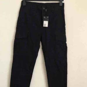  - Cargo-byxor från weekday. Höga i midjan, smalnar av över vaden. Aldrig använda, har prislappen kvar! Fina men inte riktigt min stil längre