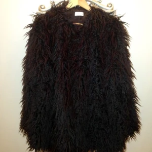  - Weekday fuskpäls i mycket fint skick, varm är den också. Använd 3 gr Max! 1500kr nytt pris. 