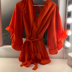  - Oanvänd blus från riverisland i London, har verkligen aldrig kommit till användning men tycker det är så synd för den är så fin, passar dock ej på mig. Säljes för 200, fri frakt✨