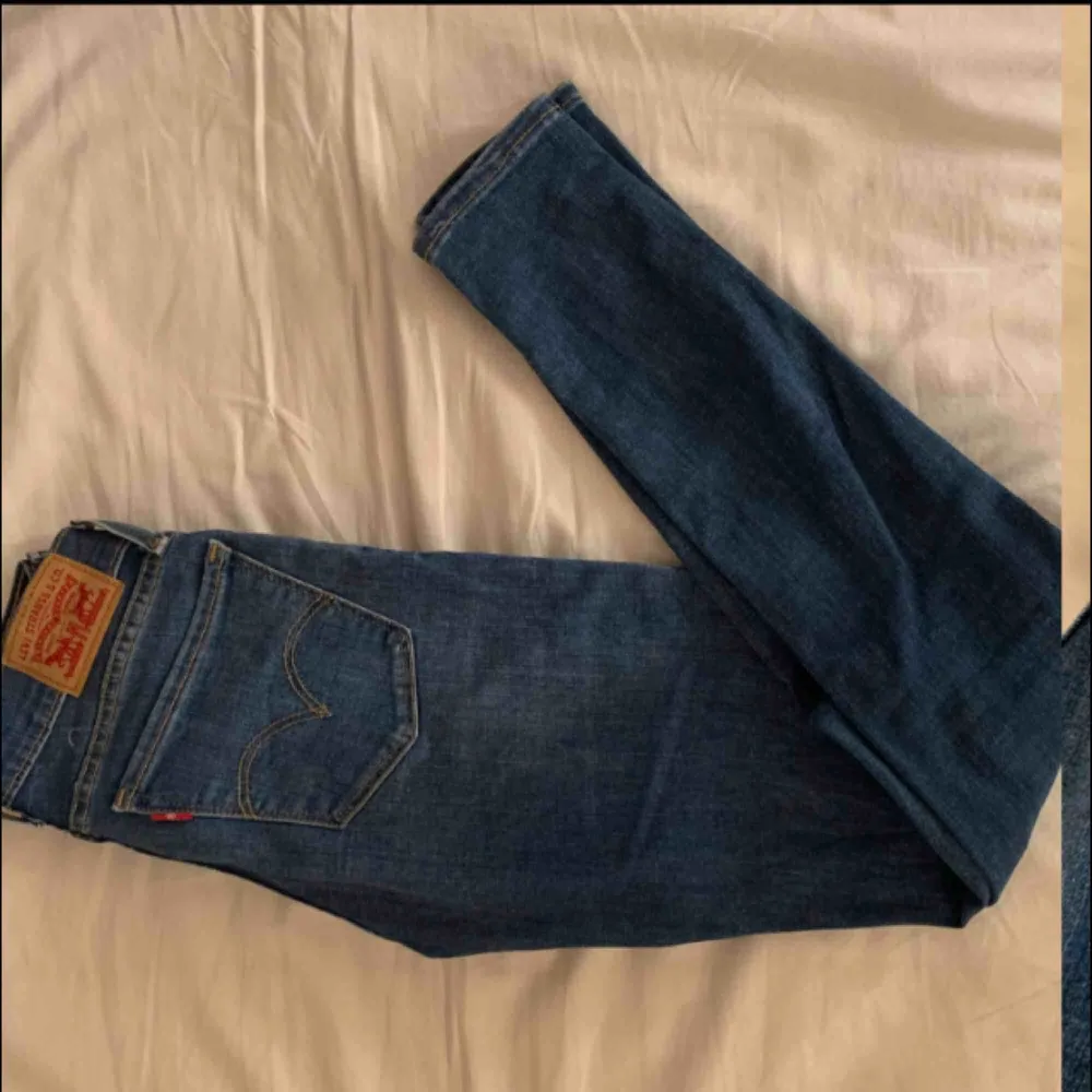 modell 710 superskinny är i bra skick och frakt betalas av köparen. Jeans & Byxor.