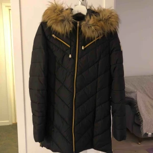  - Svart vinterjacka från Svea i storlek Small. Endast använd en säsong 